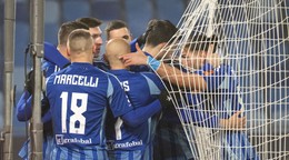 Futbalisti Slovana sa tešia z gólu.