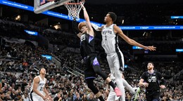 Victor Wembanyama s blokom v zápase proti Utahu.