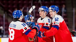 Radosť hráčov Česka po strelení gólu v zápase s Lotyšskom.