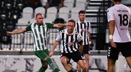 Novozámčan Ádam Mészáros (prvý zľava) v súboji o loptu s kapitánom Myjavy Samuelom Flamíkom.