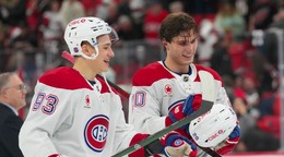 Juraj Slafkovský a Ivan Demidov oslavujú výhru Montrealu. 