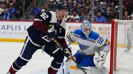 Gabriel Landeskog v zápase so St. Louis.