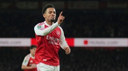 Ethan Nwaneri oslavuje gól.