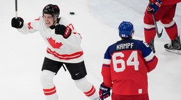 Kanaďan Macklin Celebrini oslavuje gól proti Česku.