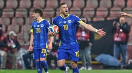 Na snímke hráč Bosny a Hercegoviny Ermedin Demirovič sa raduje z gólu.