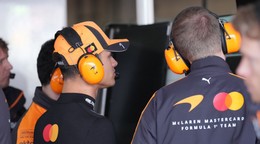 Lando Norris v garáži McLarenu počas Veľkej ceny Japonska.