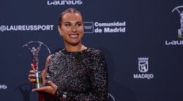 Bieloruská tenistka Aryna Sabalenková s cenou na Laureus World Sports Awards 2025.