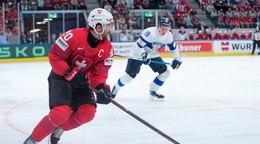 Švajčiarsky kapitán Roman Josi počas finále MS v hokeji 2026.