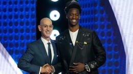 Vpravo jednotka draftu NBA AJ Dybantsa.