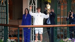 Jannik Sinner oslavuje víťazstvo vo finále Wimbledon 2026.