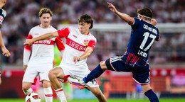 Slovenský futbalista Leo Sauer (uprostred) zo Stuttgartu a Alessio Castro-Montes (vpravo) z Kolína.