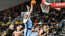 Na snímke v popredí Zoran Nikolič (Slovan) v zápase 7. kola Tipos SBL BC Slovan Bratislava – Inter Basket.