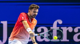Švajčiarsky tenista Stan Wawrinka odvracia loptičku Čechovi Jiřímu Lehečkovi.