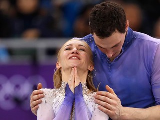 Aljona Savčenková a Bruno Massot po víťaznej voľnej jazde na ZOH v Pjongčangu.