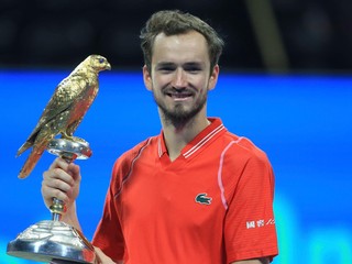 Rus Daniil Medvedev s trofejou pre víťaza turnaja v katarskej Dauhe.