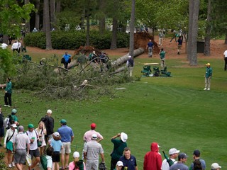Pád stromov počas golfového turnaja v meste Augusta.