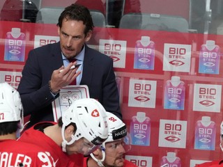 Tréner Patrick Fischer na striedačke Švajčiarska.