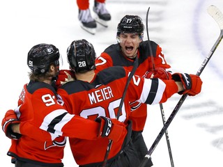 Hokejisti New Jersey Devils aj so Šimonom Nemcom oslavujú víťazný gól.