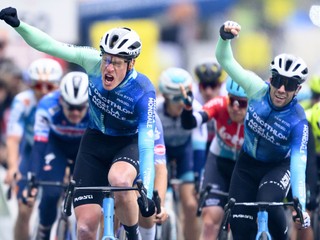 Dorian Godon z tímu Decathlon Ag2r La Mondiale sa teší z triumfu v 1. etape pretekov Okolo Romandie 