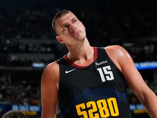 Srbský basketbalista Nikola Jokič vo farbách Denveru Nuggets.