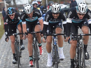 Ian Stannard (vľavo) zdolal trojicu jazdcov Quick-Stepu na Omloop Het Nieuwsblad 2015.