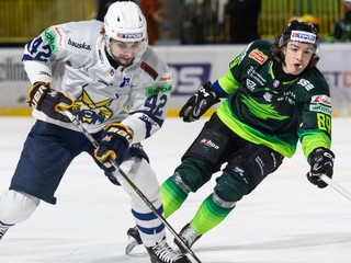 Vľavo Roman Karaffa v drese Spišiakov.