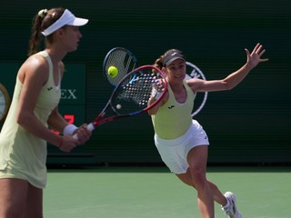 Slovenská tenistka Tereza Mihalíková (vľavo) s Britkou Oliviou Nichollsovou.