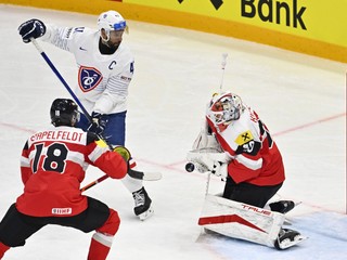 Pierre-Édouard Bellemare, Paul Stapelfeldt a brankár David Kickert v zápase Rakúsko - Francúzsko v skupine A na MS v hokeji 2025.