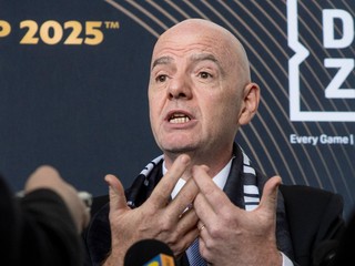 Gianni Infantino počas tlačovej konferencie.