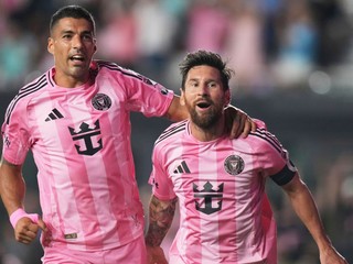 Futbalisti Interu Miami Lionel Messi (vpravo) a Luis Suárez sa tešia z gólu proti Nashvillu.