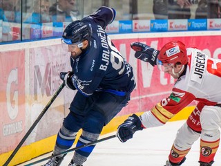 Vľavo Peter Bjalončík v drese HK Poprad.