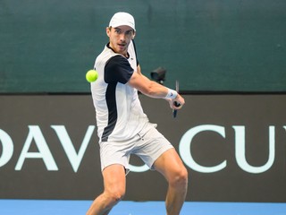 Lukáš Klein odvracia úder Adriáovi Sorianovi Barrerovi.