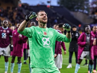 Martin Dúbravka sa teší so svojimi spoluhráčmi z tímu Burnley FC.