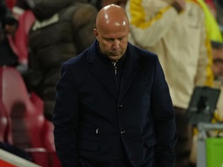 Arne Slot so sklonenou hlavou počas zápasu Brentford - Liverpool.