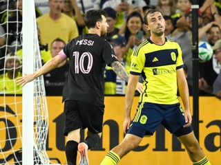 Lionel Messi (10) oslavuje gól.