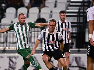 Novozámčan Ádam Mészáros (prvý zľava) v súboji o loptu s kapitánom Myjavy Samuelom Flamíkom.