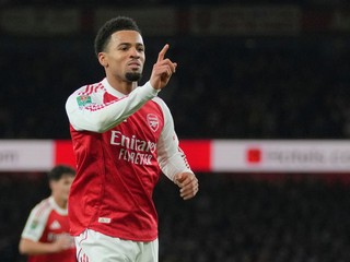 Ethan Nwaneri oslavuje gól.