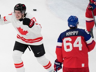 Kanaďan Macklin Celebrini oslavuje gól proti Česku.