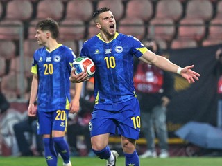 Na snímke hráč Bosny a Hercegoviny Ermedin Demirovič sa raduje z gólu.