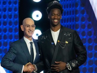 Vpravo jednotka draftu NBA AJ Dybantsa.