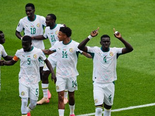 Futbalisti Senegalu oslavujú gól.
