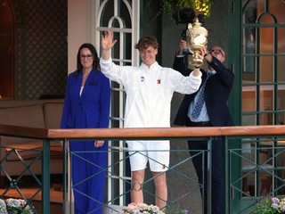 Jannik Sinner oslavuje víťazstvo vo finále Wimbledon 2026.