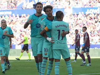 Futbalisti FC Barcelona oslavujú gól proti Levante.
