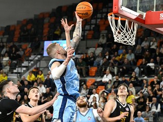Na snímke v popredí Zoran Nikolič (Slovan) v zápase 7. kola Tipos SBL BC Slovan Bratislava – Inter Basket.