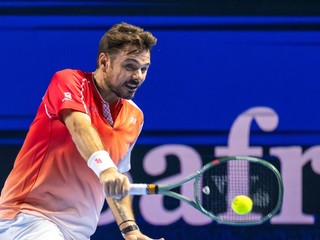 Švajčiarsky tenista Stan Wawrinka odvracia loptičku Čechovi Jiřímu Lehečkovi.