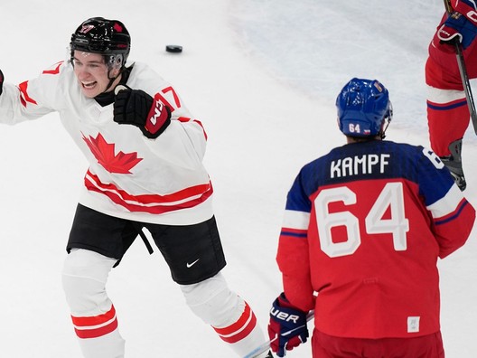 Kanaďan Macklin Celebrini oslavuje gól proti Česku.