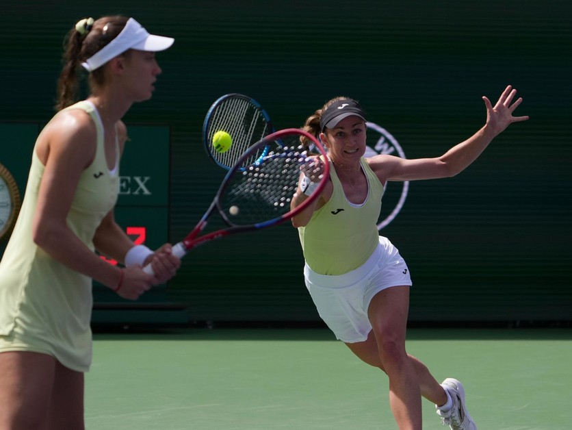 Slovenská tenistka Tereza Mihalíková (vľavo) s Britkou Oliviou Nichollsovou.