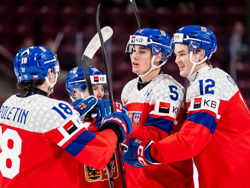 Radosť hráčov Česka po strelení gólu v zápase s Lotyšskom.