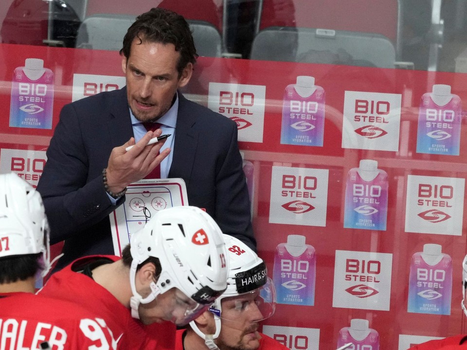 Tréner Patrick Fischer na striedačke Švajčiarska.