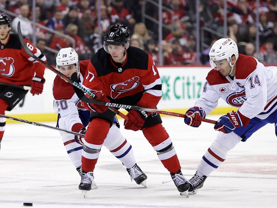 Momentka zo zápasu New Jersey Devils - Montreal Canadiens, v popredí Šimon Nemec, za ním vpravo Juraj Slafkovský.